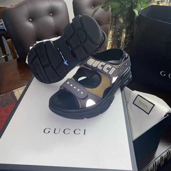 2pairs of man Gucci size 7 and 9